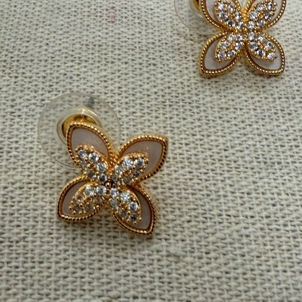 NWOT Clover Flower GoldTone Pendant Necklace & Matching Post Earrings. - Picture 7 of 9